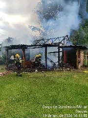 Incêndio atinge estrutura de madeira e causa destruição em Gaspar - 1