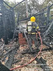 Incêndio atinge estrutura de madeira e causa destruição em Gaspar - 4