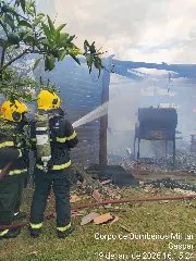 Incêndio atinge estrutura de madeira e causa destruição em Gaspar - 3