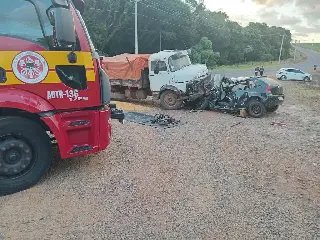 Jovem fica gravemente ferido após colisão entre carro e caminhão - 1