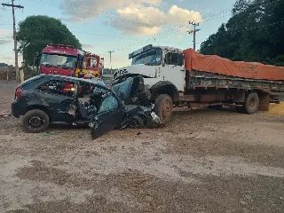 Jovem fica gravemente ferido após colisão entre carro e caminhão - 2