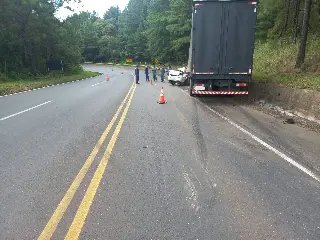Motorista morre em colisão entre carro e caminhão em SC - 2
