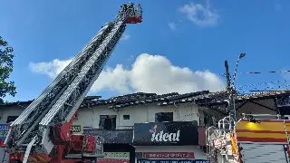 (VÍDEO) Fogo atinge depósito e colapsa telhado - 2
