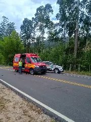 Motociclista fica ferido após colisão com viatura da PM - 1