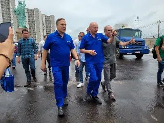 Luciano Hang chega a Goiânia e, ao lado do prefeito, apaga pichações em viaduto - 1