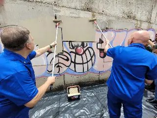 Luciano Hang chega a Goiânia e, ao lado do prefeito, apaga pichações em viaduto - 2