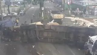 (VIDEO) Caminhão desgovernado atinge carros, tomba e deixa 10 feridos - 1