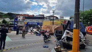(VIDEO) Caminhão desgovernado atinge carros, tomba e deixa 10 feridos - 2