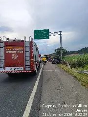 Saída de pista na BR-470 em Gaspar deixa dois jovens feridos - 1