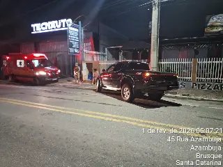 Carro bate em poste e deixa dois feridos no bairro Azambuja - 1
