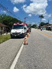 Batida envolvendo carros e bicicleta deixa ciclista ferida - 1