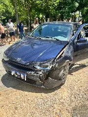 Batida envolvendo carros e bicicleta deixa ciclista ferida - 2