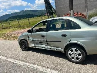 Batida envolvendo carros e bicicleta deixa ciclista ferida - 3