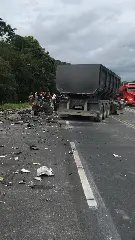 Colisão violenta entre carreta e caminhão termina em morte - 3