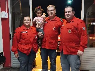 “Sem nenhuma sequela”: visita de menina que sobreviveu a afogamento emociona bombeiros  - 1