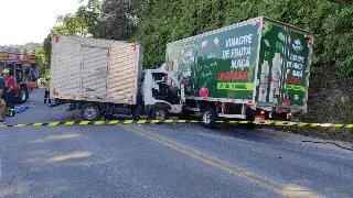 Colisão entre caminhões deixa dois feridos presos às ferragens em Brusque - 2