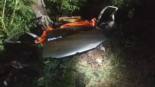 Carro despenca em ribanceira e deixa dois homens em estado grave - 1
