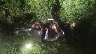 Carro despenca em ribanceira e deixa dois homens em estado grave - 2