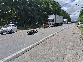 (VÍDEO) Motociclista fica ferido após colisão com carro na Ivo Silveira - 4