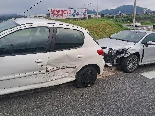 (VÍDEO) Acidente entre dois carros deixa mulher ferida na Avenida Beira Rio - 4
