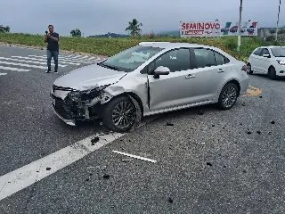 (VÍDEO) Acidente entre dois carros deixa mulher ferida na Avenida Beira Rio - 2