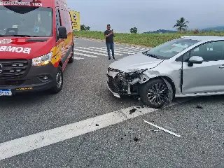 (VÍDEO) Acidente entre dois carros deixa mulher ferida na Avenida Beira Rio - 1
