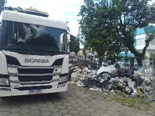 Após fiscalização, Oi inicia limpeza de prédio abandonado - 2