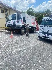 Caminhão do lixo cai em buraco e fica preso no Centro - 6