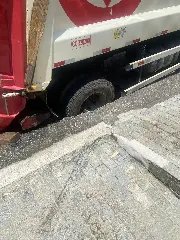 Caminhão do lixo cai em buraco e fica preso no Centro - 3