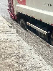 Caminhão do lixo cai em buraco e fica preso no Centro - 4