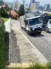 Caminhão do lixo cai em buraco e fica preso no Centro - 2