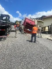 Caminhão do lixo cai em buraco e fica preso no Centro - 5