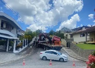 Caminhão do lixo cai em buraco e fica preso no Centro - 1
