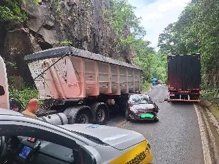 Carro bate em caminhões após ultrapassagem proibida - 1