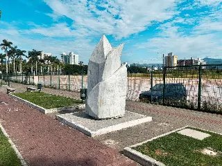 Ação conjunta garante limpeza e conservação de esculturas do município - 4