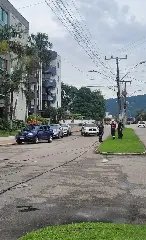 Fiação fica espalhada na pista após caminhão atingir cabos no Jardim Maluche - 1