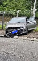 Veículo sai da via, bate e quase cai em barranco no bairro Azambuja - 1