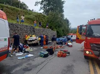 Colisão frontal deixa uma mulher morta e cinco feridos - 1