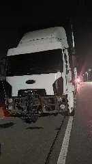 Caminhonete sai da pista após colisão com caminhão - 1