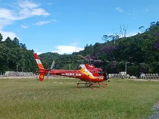 (VÍDEO) Helicóptero Arcanjo é acionado após colisão entre carro e moto - 1
