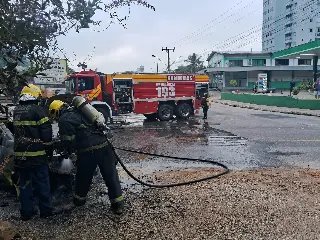 (VÍDEO) Fiat Mobi é destruído por incêndio na Rua São Pedro - 1