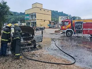 (VÍDEO) Fiat Mobi é destruído por incêndio na Rua São Pedro - 3