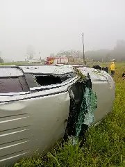 Carro é atingido por caminhão e capota na rodovia - 2