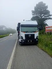 Carro é atingido por caminhão e capota na rodovia - 1