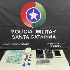 Homem confessa venda de drogas e acaba preso no Bateas - 1