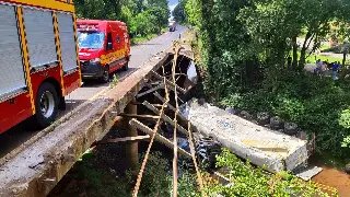 Caminhoneiro é socorrido em estado grave após carreta despencar dentro de rio - 1