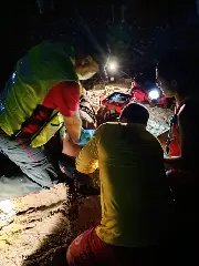 Adolescente entra em parada após tocar em fio energizado na rua - 1