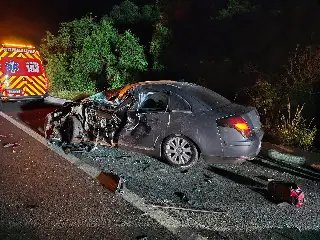 Colisão entre carro e caminhão deixa dois feridos na BR-282 - 1