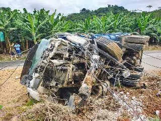 Mal súbito faz motorista perder controle e caminhão capotar antes de atingir poste - 1