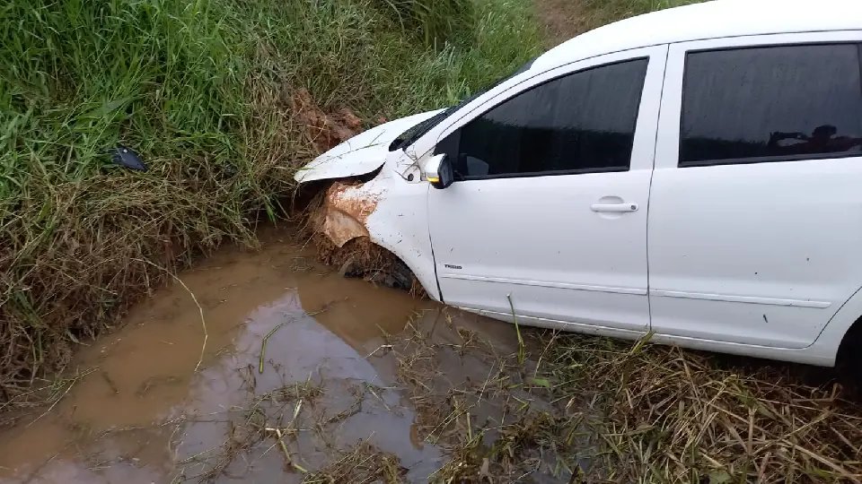 Homem &eacute; encaminhado para hospital ap&oacute;s sa&iacute;da de pista na BR-470
